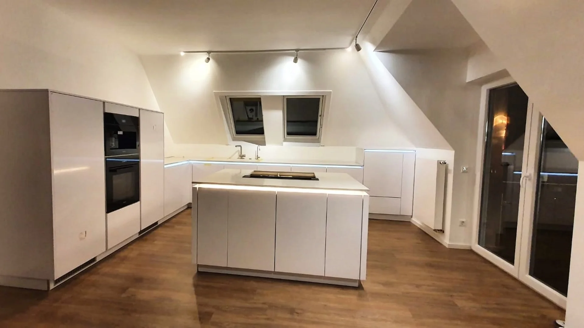Maßgefertigte Loftküche aus der Werkstatt Tischlerei Ghuneim, Münster