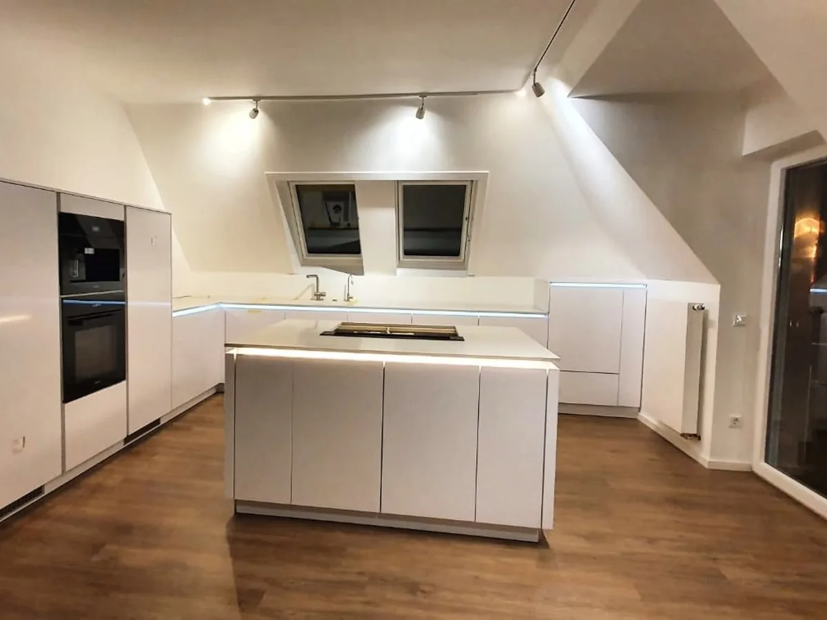 Loft-Küche mit Insel und Dachschräge