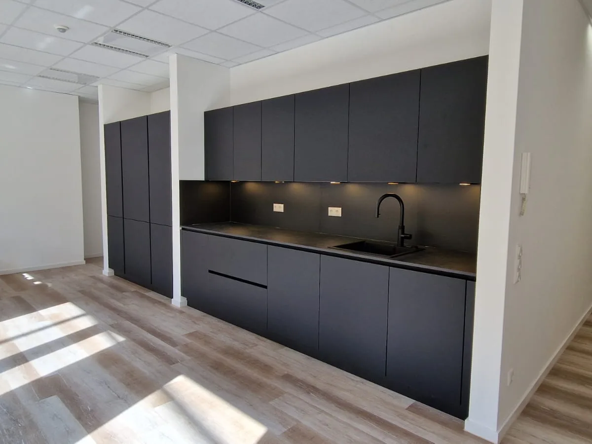 Anthrazit-Bürokitchen für Anwaltskanzlei