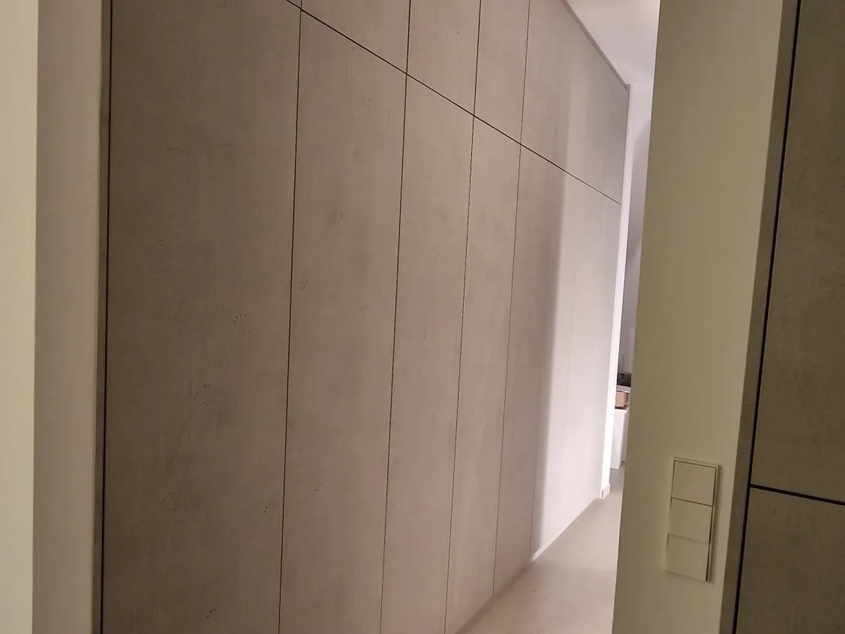 Wandfüllendes Garderoben-System mit Beton-Optik