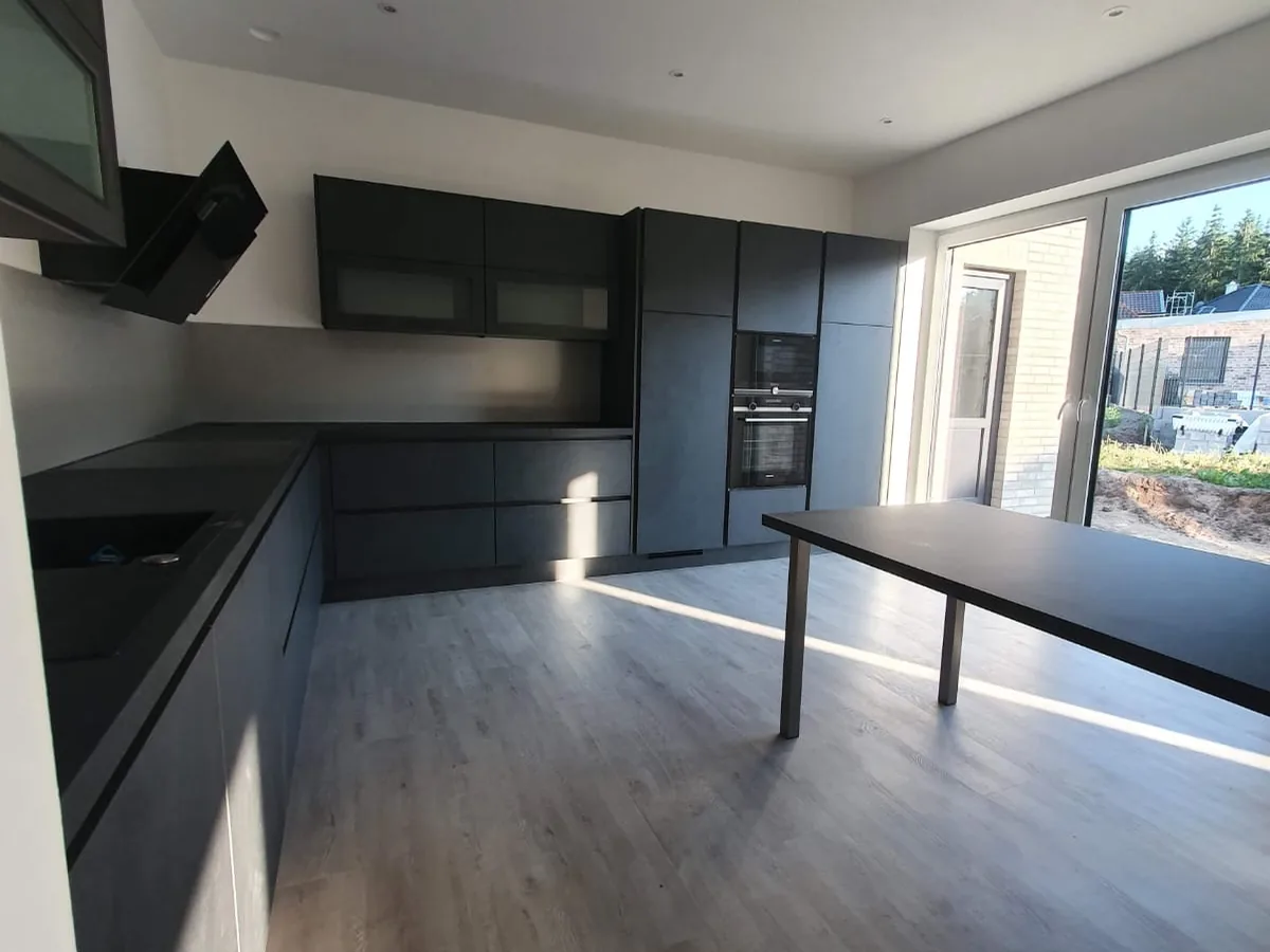 Design-Küche in Anthrazit mit Glasfront