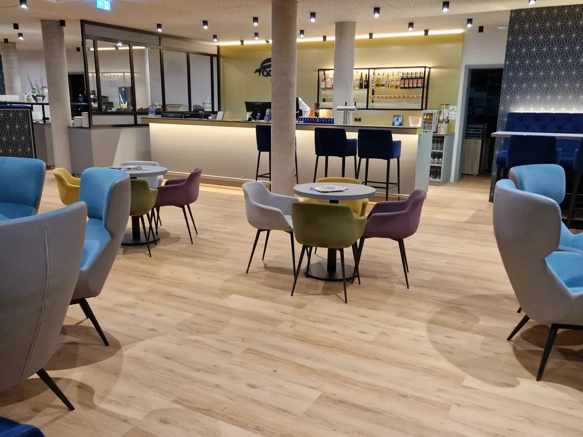 Hotel-Lounge mit Bar und Bistro-Bereich