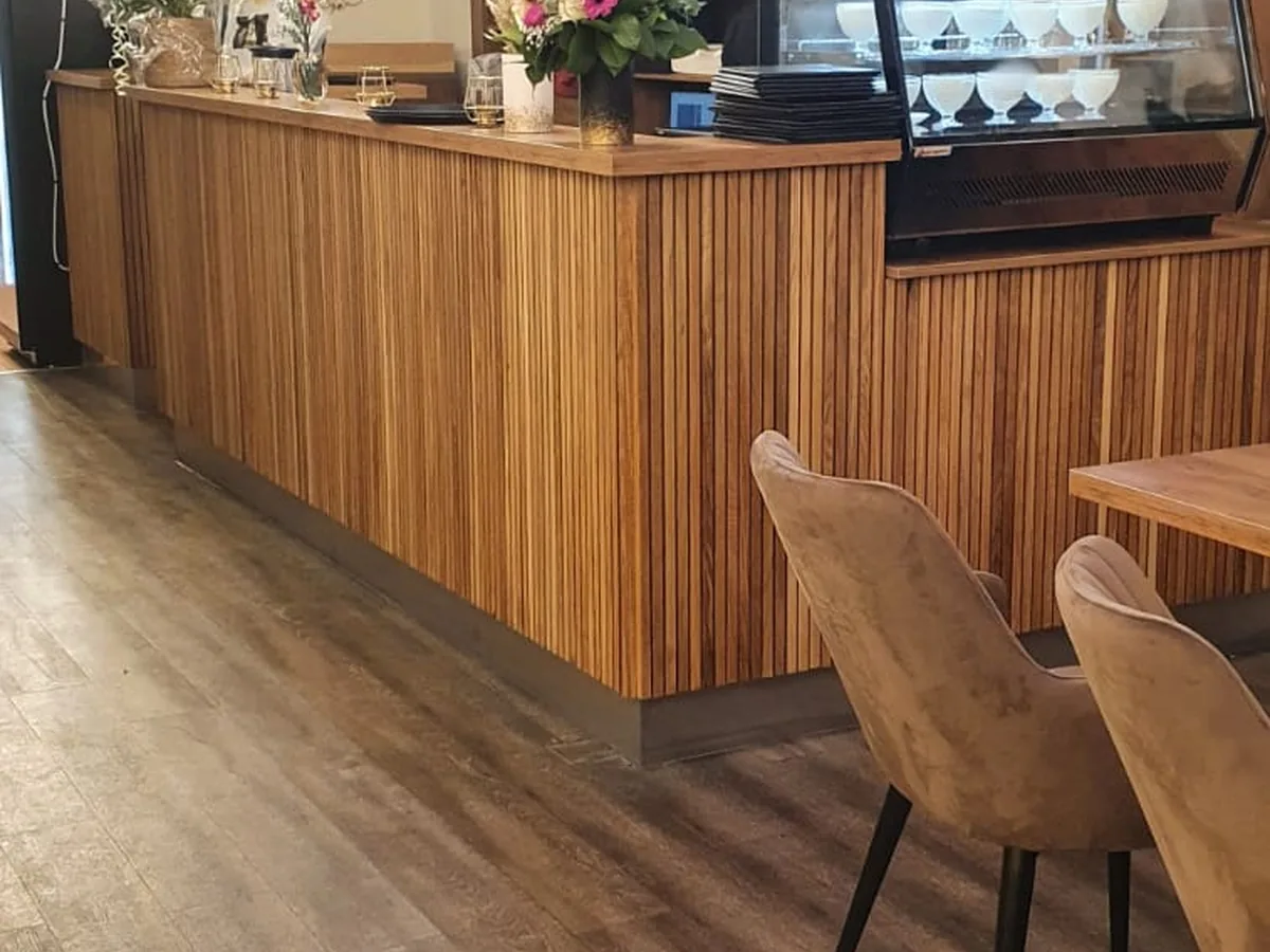 Café-Theke mit vertikalen Holzlamellen