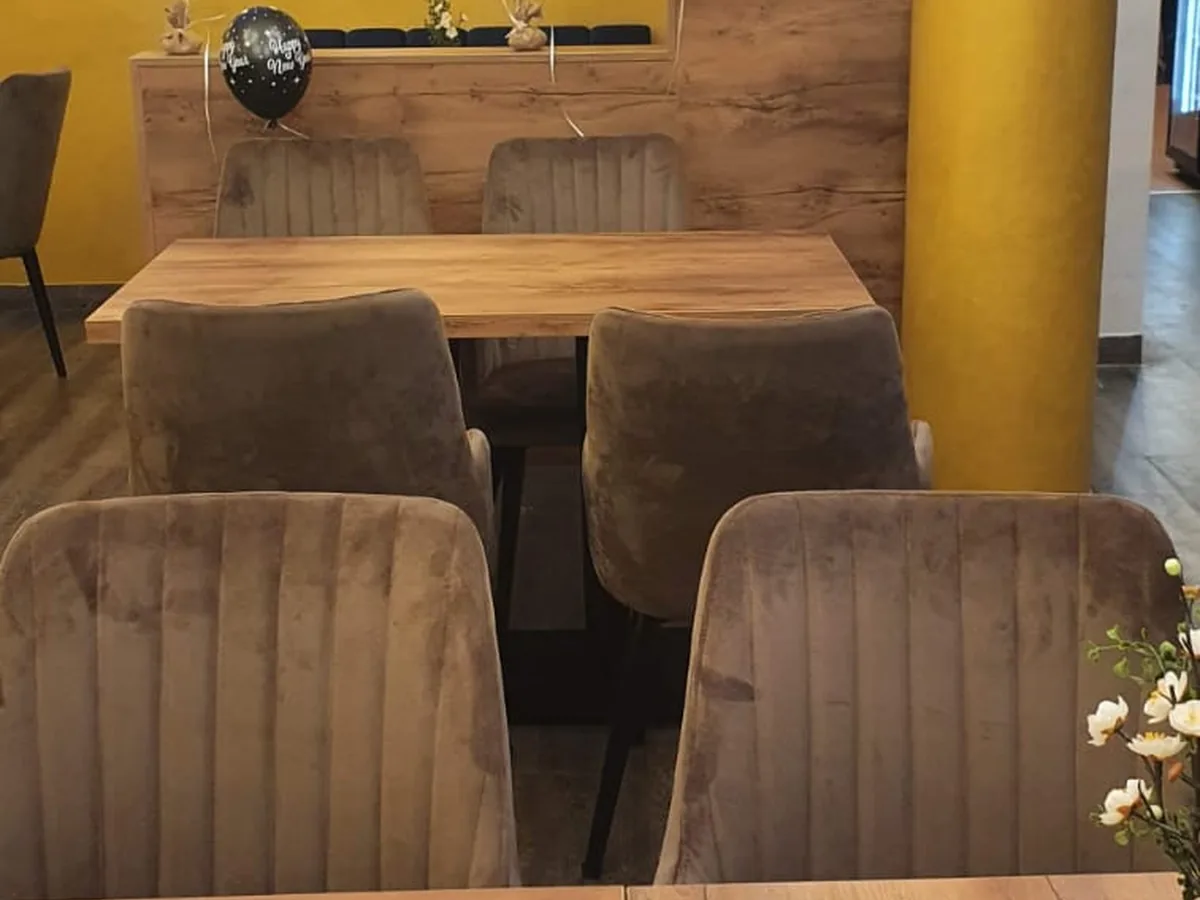 Restaurant-Bistro mit Holztischen und Sitzbänken